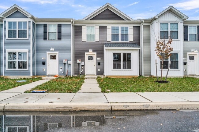 Primary Photo - Beautiful 3 bedroom, 2.5 bath townhouse available!