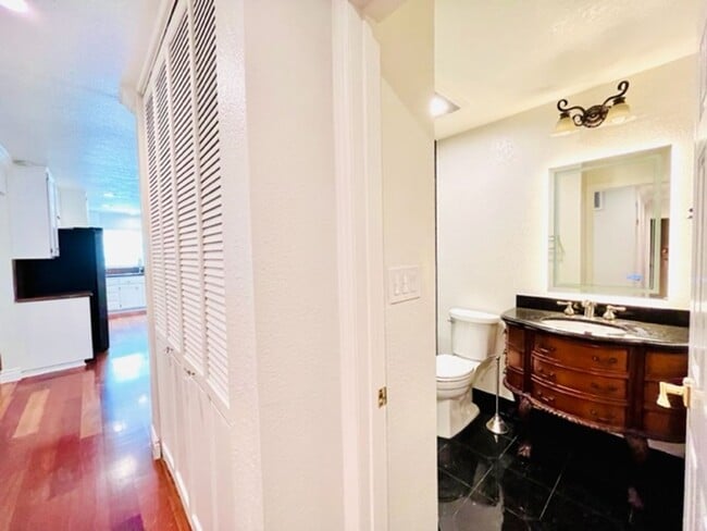 Building Photo - Gorgeous 3Bd/2BA + Den/Office or 4th Bedro...