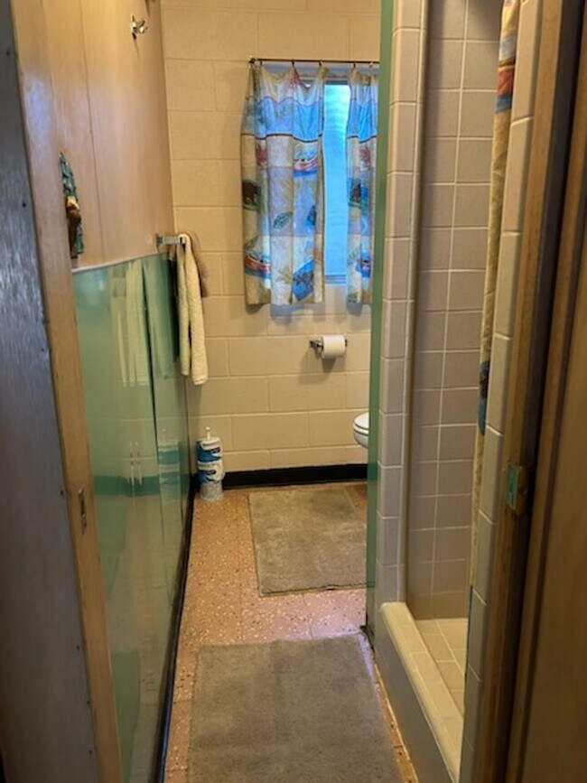 Building Photo - SKI LEASE: Close to Bus Line, Full Kitchen, 2 Living Areas