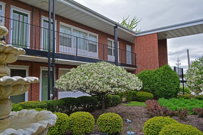 Building Photo - 5110 Fairview