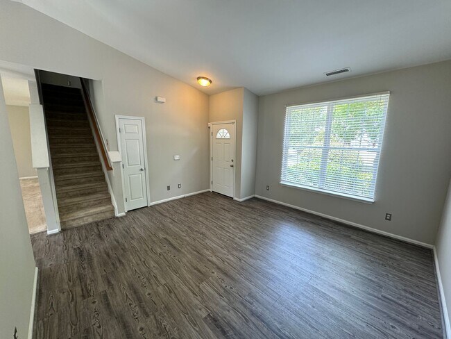 Building Photo - Stunning 3BR/2.5BA w/ Upgrades & Pool Access