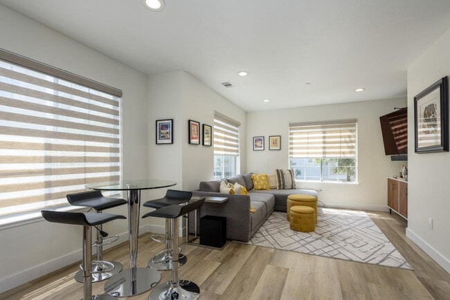 Building Photo - 1 Passage Ln