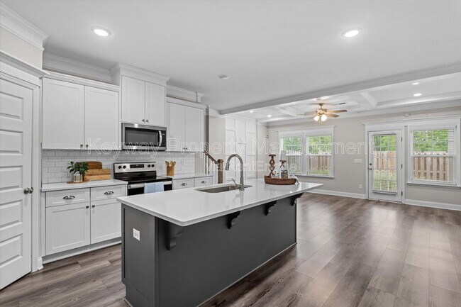 Building Photo - 1043 Linsmore Ave