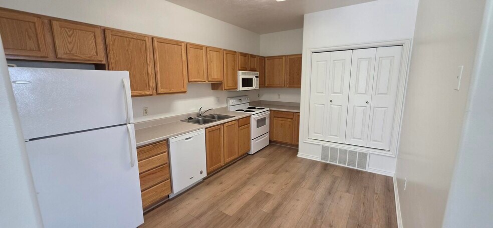 Building Photo - 765 E 560 N