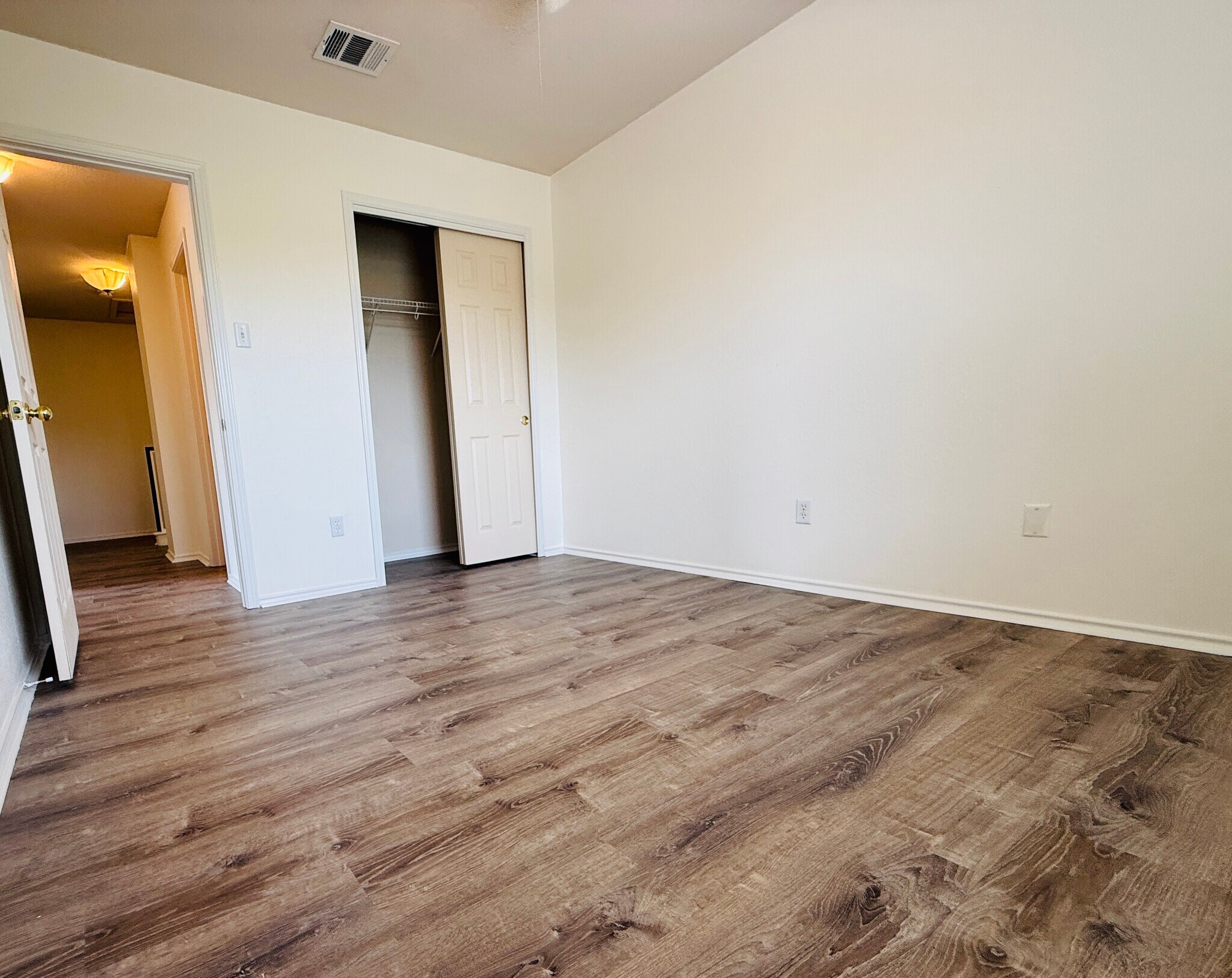 Building Photo - 913 Coronation Way