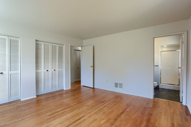Building Photo - 332 Deerfield Rd