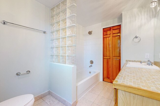 Building Photo - HUGE Spacious 3bd/2bth Full Top Floor Unit, In unit Laundry Available Now