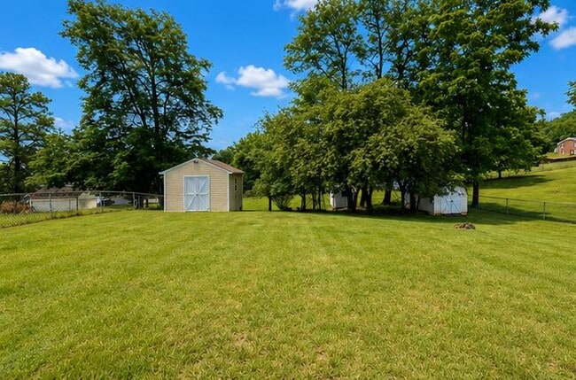 Building Photo - 321 Sharon Ln