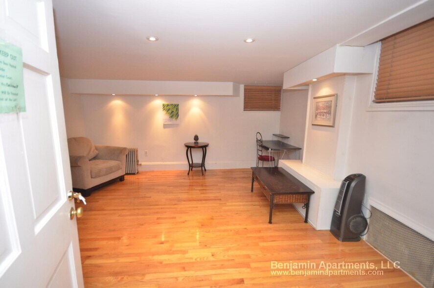 Building Photo - 39 Chestnut St