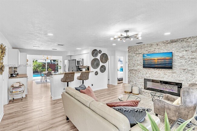 Building Photo - 4633 SW 28th Ave