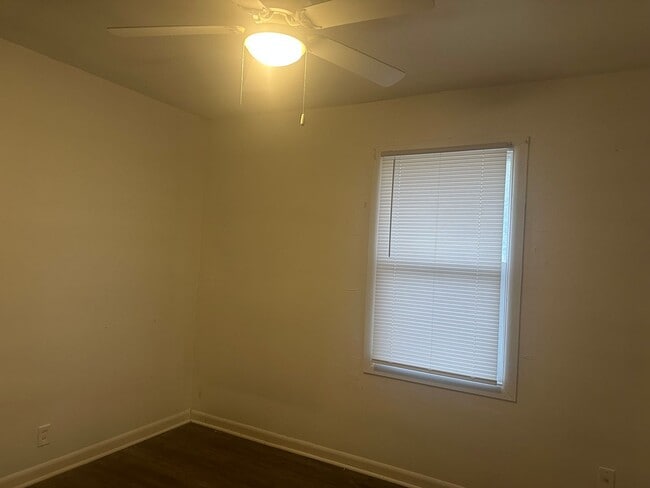 Building Photo - 3 bed 1 bath home steps from schools