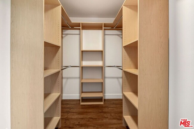 Building Photo - 16541 Park Ln Cir