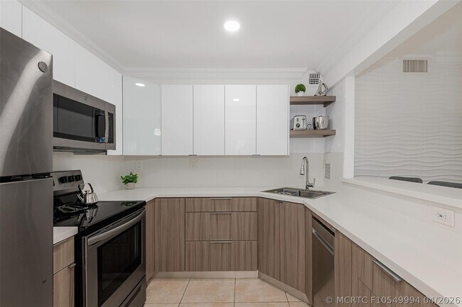 Building Photo - 3140 S Ocean Dr