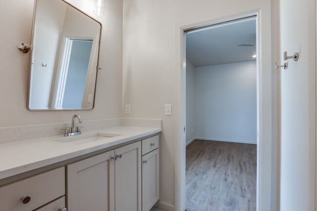 Building Photo - Urban living in Edmond