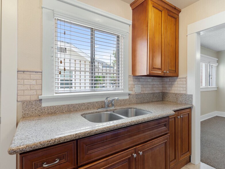 Building Photo - 1460 Gaviota Ave