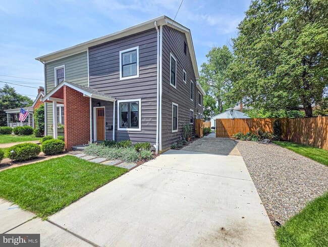 Building Photo - 302 E Custis Ave