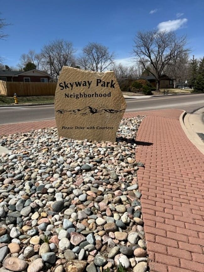 Building Photo - 4 BEDROOM HOME IN SKYWAY!!