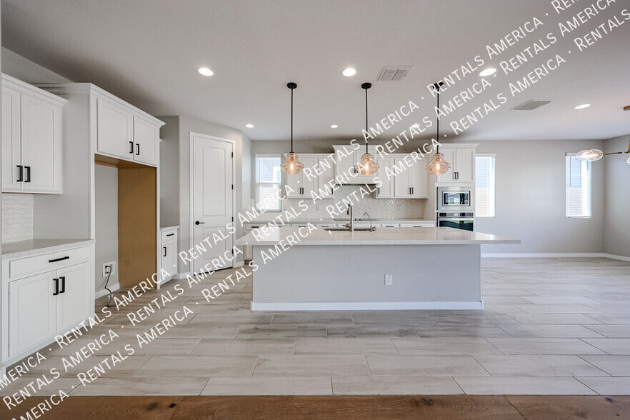Building Photo - 1726 W Jeanine Dr