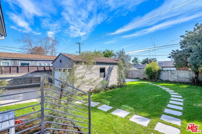 Building Photo - 616 W Ellis Ave