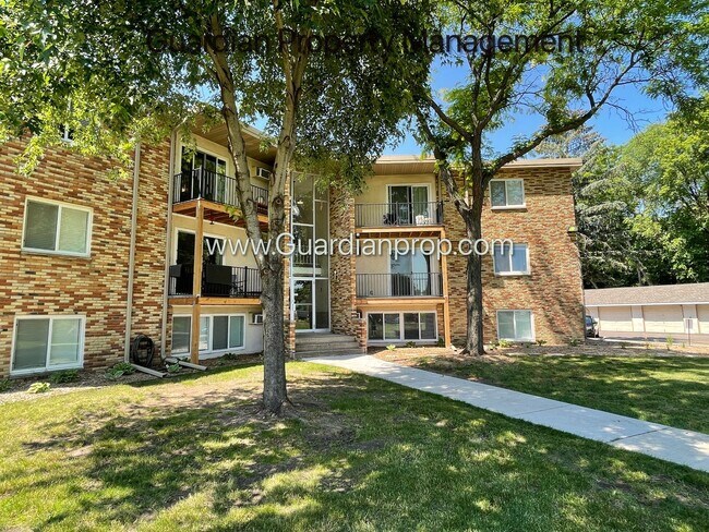 Building Photo - Champlin Main Floor Renovated Apartment, D...