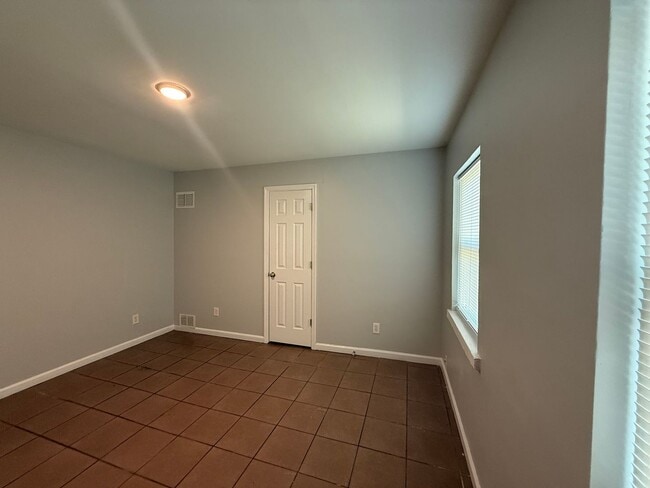 Building Photo - 636 S Wheatland Ave