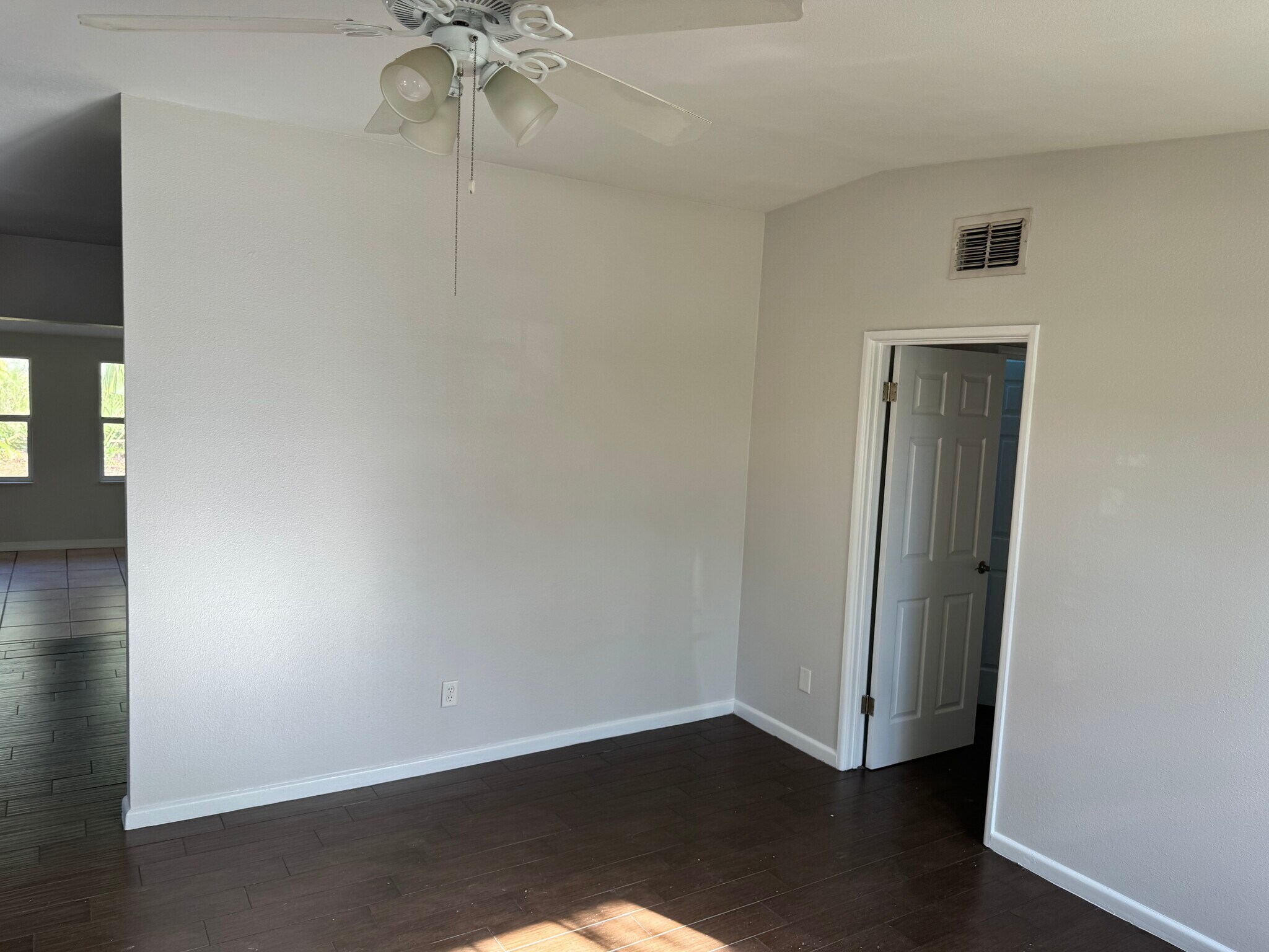 Living room - 2848 Chantilly Ave