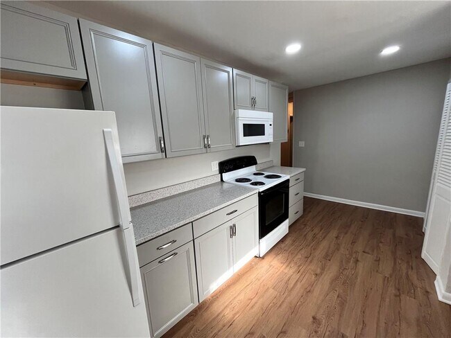 Building Photo - 2078 Glenroy Dr