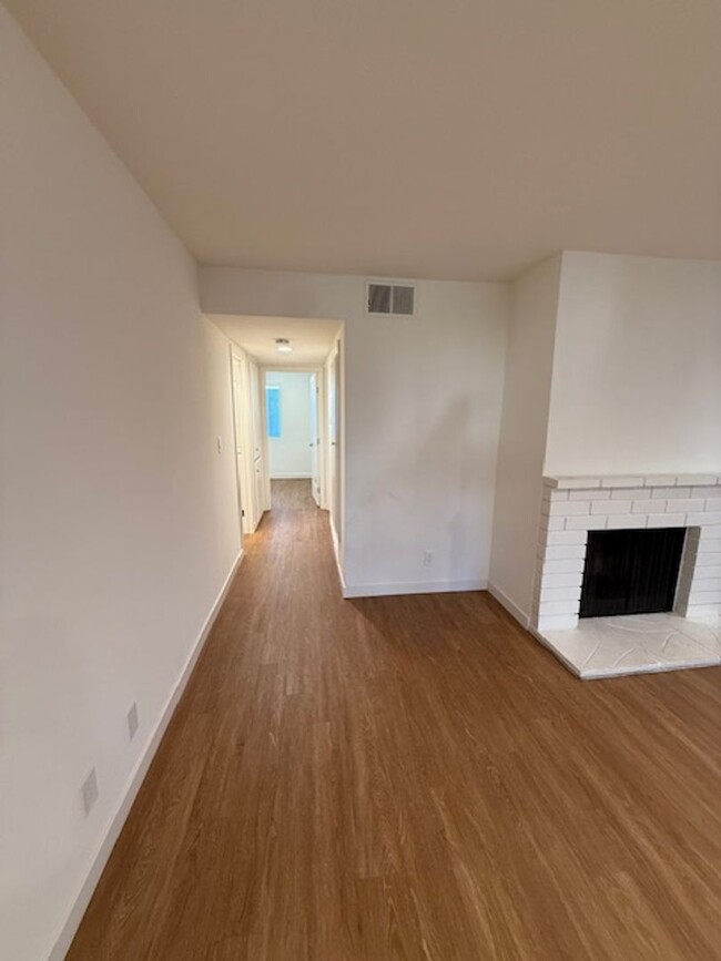 Building Photo - Completely Remodeled 2 bedroom condo in Tu...