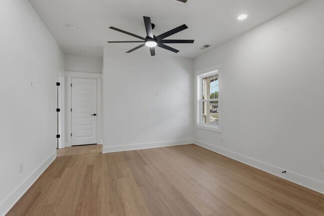 Building Photo - Spacious 5-Bedroom with Fenced Yard & Modern Amenities