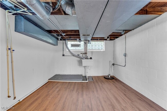 Building Photo - 874 E 232nd St