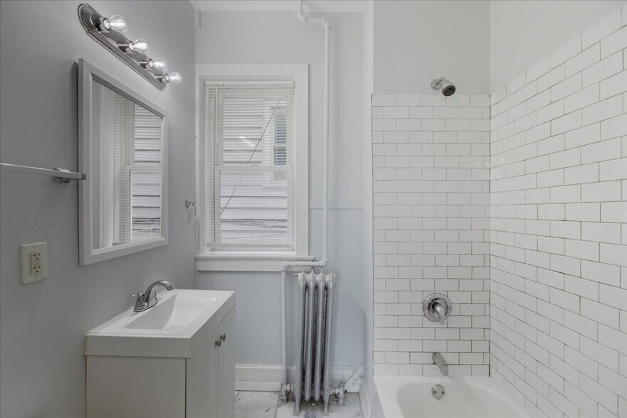 Building Photo - 2552 N Kildare Ave