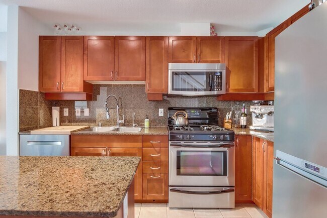 Building Photo - Luxury  Unit in Little Italy