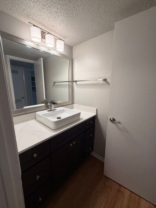 Building Photo - 1bed/1bath condo in 78704