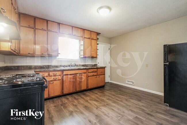 Building Photo - 1002 Hathaway Dr