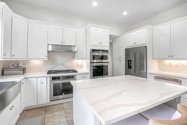 Building Photo - Beautiful executive home in the Eastlake-C...