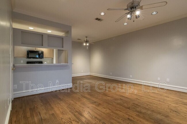 Building Photo - 3904 Brandon Park Dr
