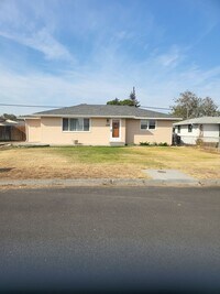 Building Photo - 3 bed 1.5 bath house in Ephrata