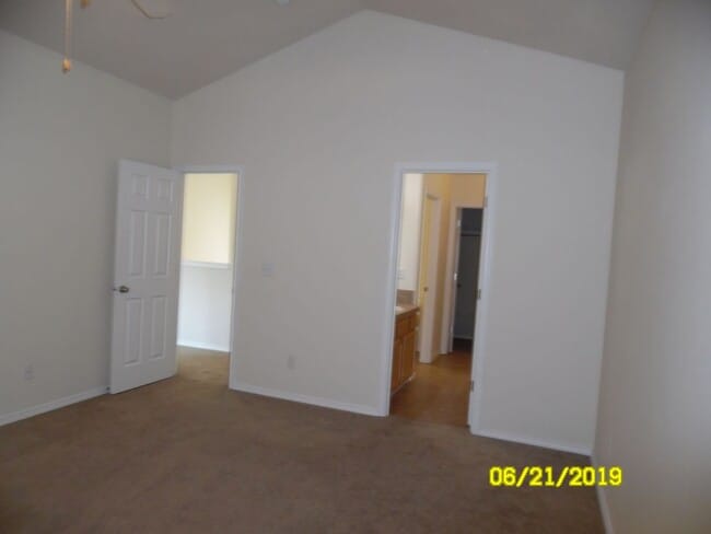 Building Photo - 325 NW Cypress St