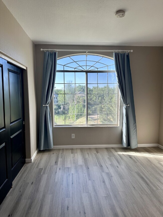 Building Photo - Don't Miss This Stunning Top Floor Unit in Littleton, CO! Stunning View From Private Balcony!!