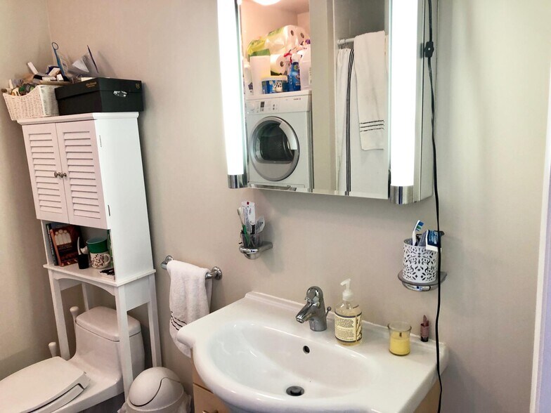 Building Photo - 33 Fay St