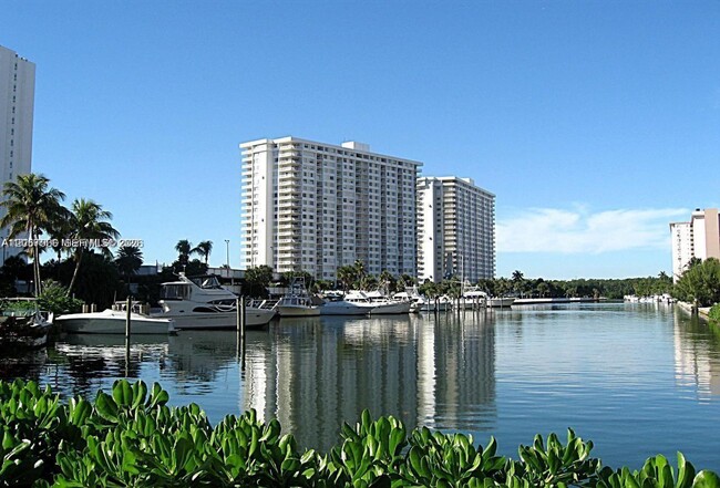 Building Photo - 300 Bayview Dr