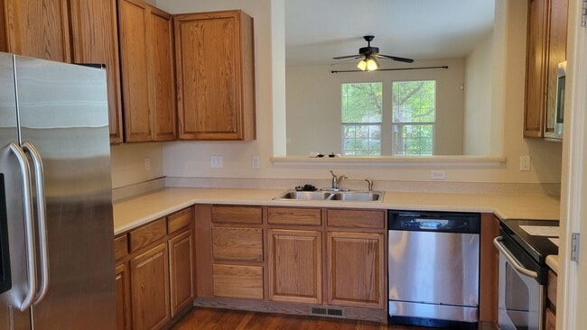 Building Photo - Single Family 3 Bed, 2.5 Bath Home - Avail...