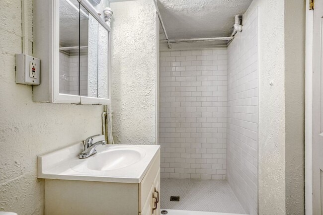 Building Photo - LOCATION LOCATION!! Charming and updated bungalow located just west of Wash Park!!