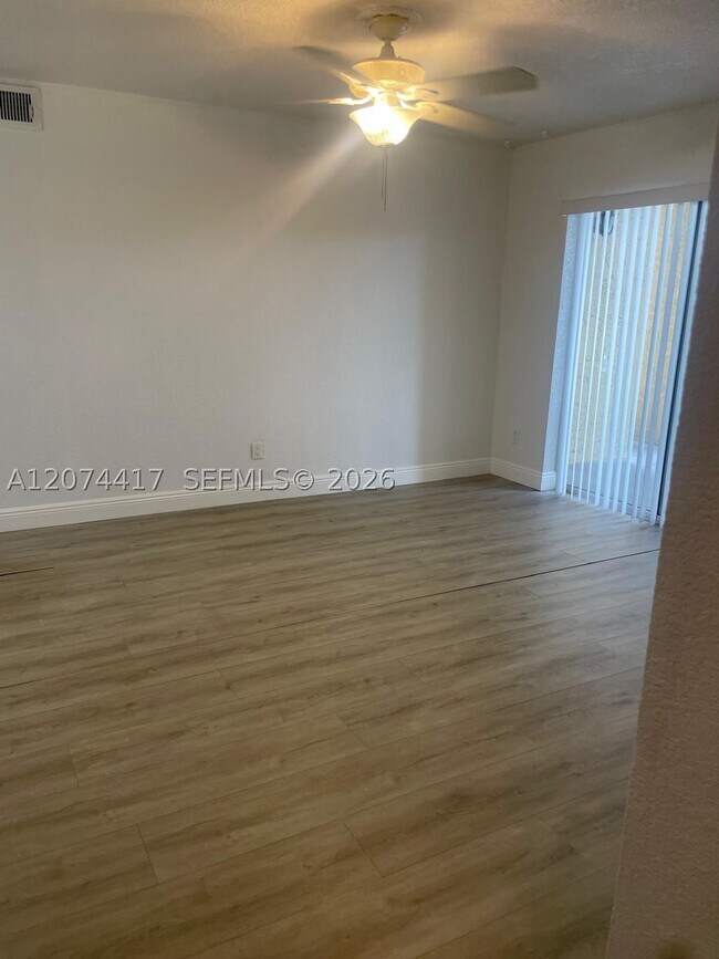 Building Photo - 927 Riverside Dr