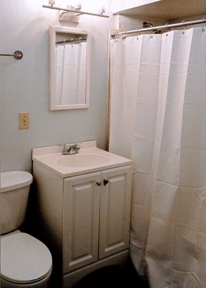 Building Photo - 1340 Chatham St