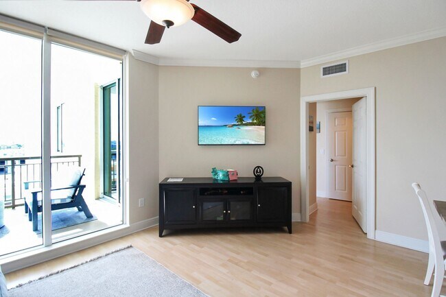Building Photo - 800 N Tamiami Trl