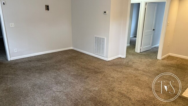 Building Photo - RATE DROP ALERT (was $1880/month)!