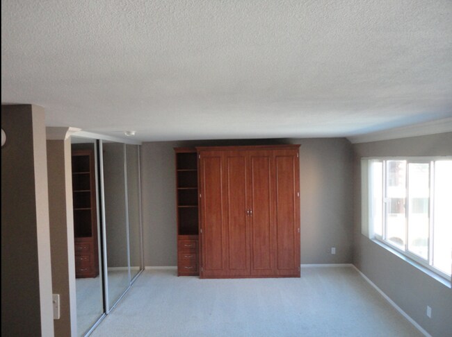 Building Photo - 840 Turquoise St