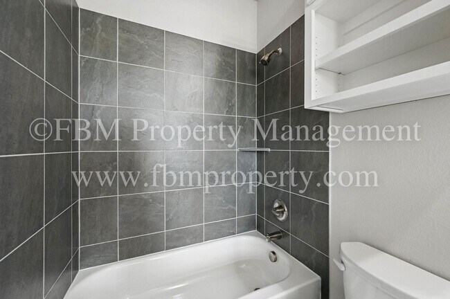 Building Photo - 2124 Dena Dr