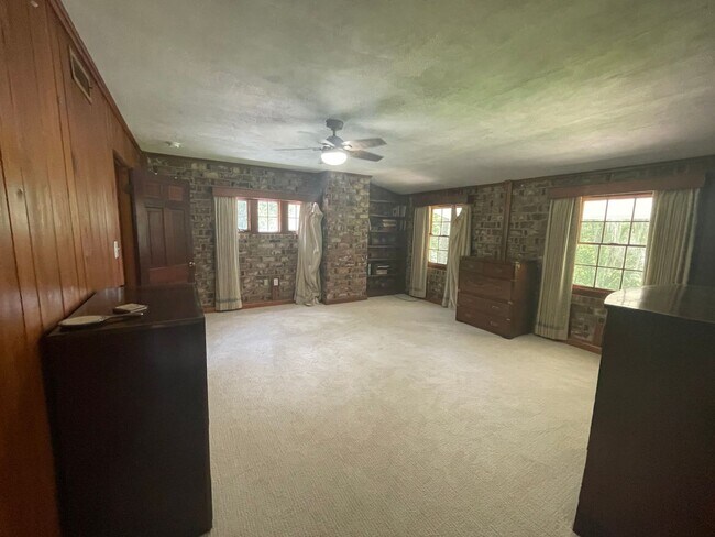 Building Photo - Stunning 3-Bedroom Home with Attached Private Suite – Fully Updated & Move-In Ready